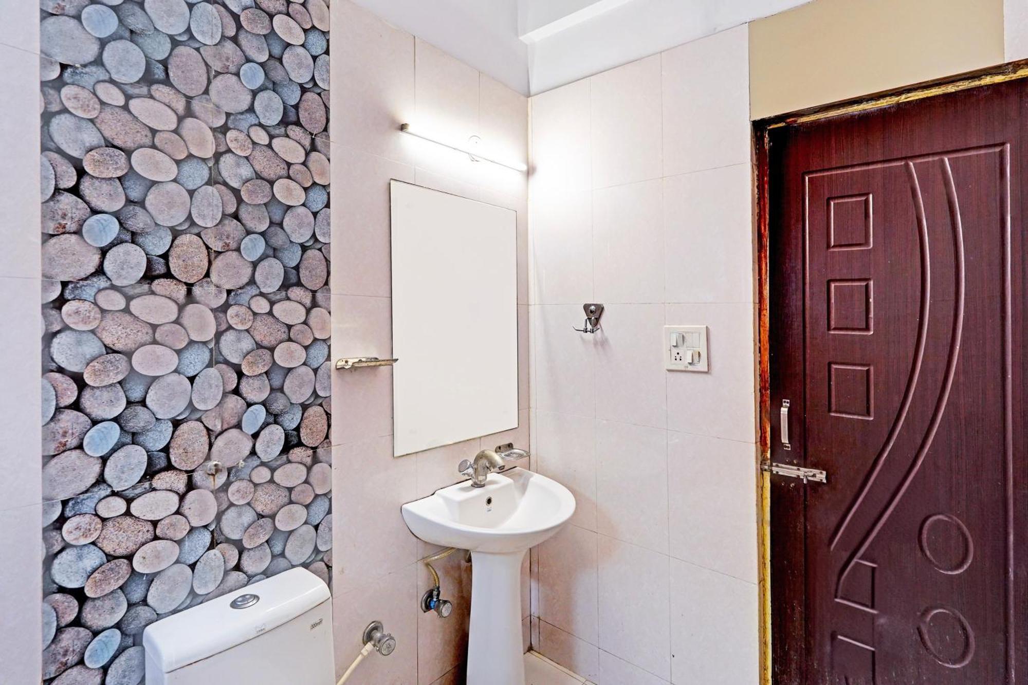 Super Hotel O Palm Dehradun Bagian luar foto